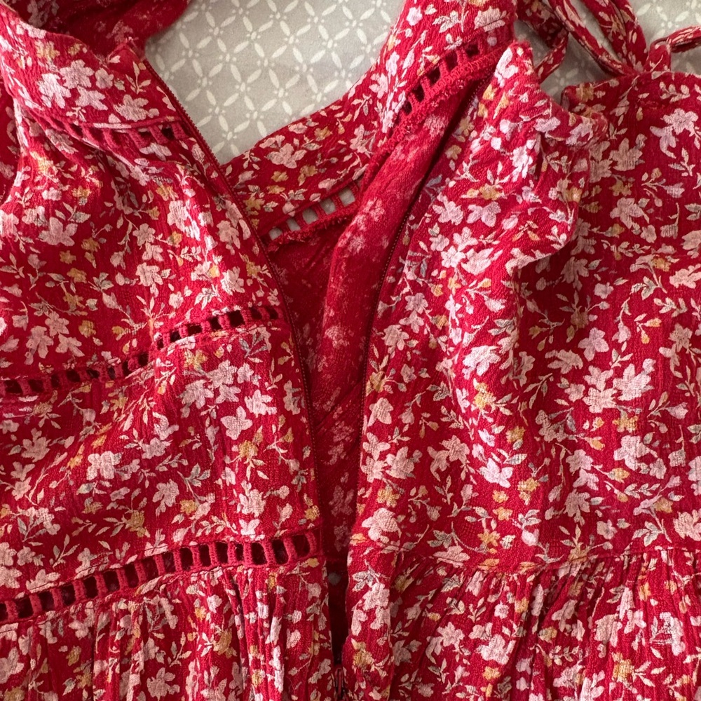 Medium American Eagle Red Floral Romper - Picture 7 of 12